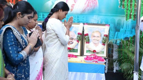 వైఎస్సార్ స్వాంతంత్ర్య సమరయోధుడా? రిపబ్లిక్ డే సాక్షిగా వైఎస్ షర్మిలకు తప్పని ట్రోల్స్!!