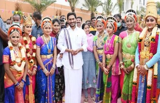 సంక్రాంతి వేళ.. వైఎస్ జగన్ అలా- చంద్రబాబు ఇలా