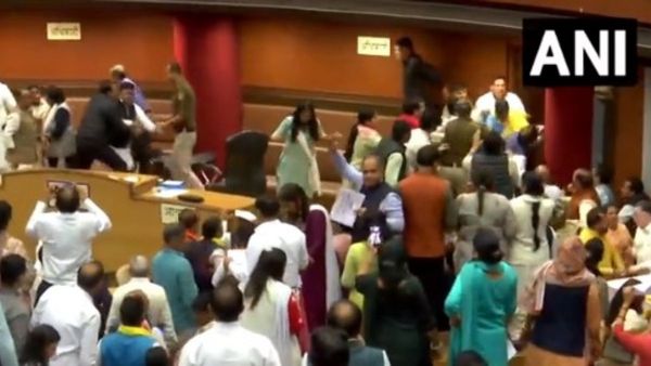 రణరంగమైన ఎంసీడీ ప్యానెల్ ఎన్నిక: ఆప్, బీజేపీ సభ్యుల ఘర్షణ, తన్నుకున్నరు!