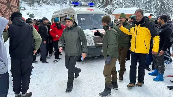 జమ్మూకాశ్మీర్‌లో భారీ హిమపాతం: ఇద్దరు విదేశీయులు మృతి