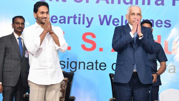ఏపీ నూతన గవర్నర్ అబ్దుల్ నజీర్‌కు సీఎం వైఎస్ జగన్ ఘనస్వాగతం