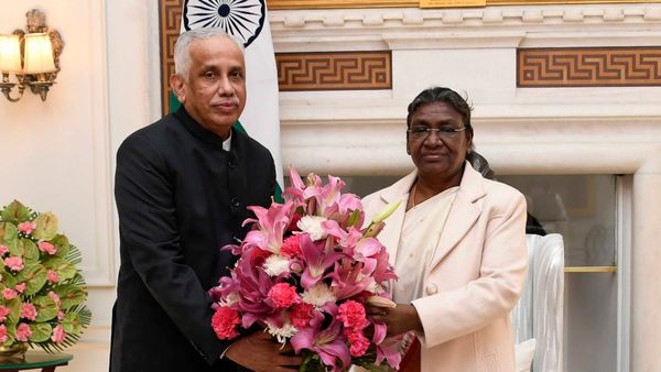 ఢిల్లీలో ఏపీ గవర్నర్- రాష్ట్రపతితో భేటీ: రేపు ప్రధానితో సమావేశం..!!