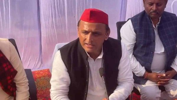 అఖిలేష్ యాదవ్‌కు తప్పిన ప్రమాదం: కాన్వాయ్‌లో కార్లను ఢీకొన్న మరో కారు, ముగ్గురికి గాయాలు