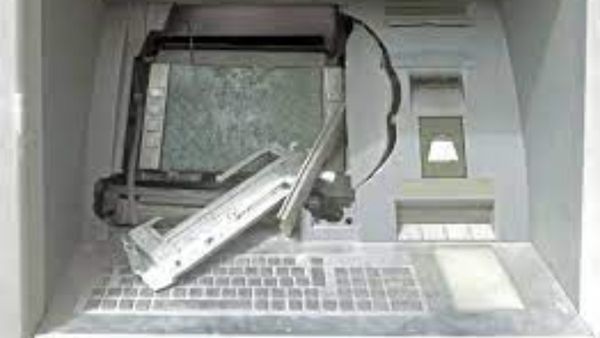 ATM machine: పెళ్లి డేట్ ఫిక్స్, గ్రాండ్ గా చెయ్యాలని, పెళ్లి కథ దేవుడు ఎరుగు, బెయిల్ కథ !