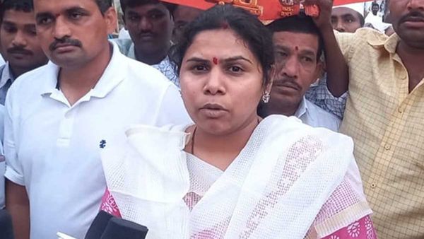 Video: రెచ్చిపోయిన భూమా అఖిల ప్రియా- ఏవీ సుబ్బారెడ్డిని రక్తం కారేలా కొట్టారు