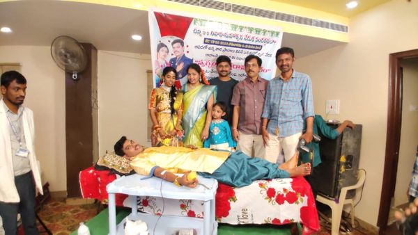 పెళ్లికి వచ్చిన అతిథులతో రక్తదానం