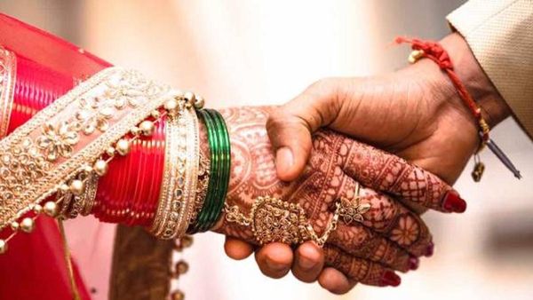 Bride: అర్దరాత్రి రైలులో కొత్త పెళ్లికూతురు ఏం స్కెచ్ వేసిందంటే ?, పెళ్లికొడుక్కి మైండ్ బ్లాక్, మేడమ్ కు ?