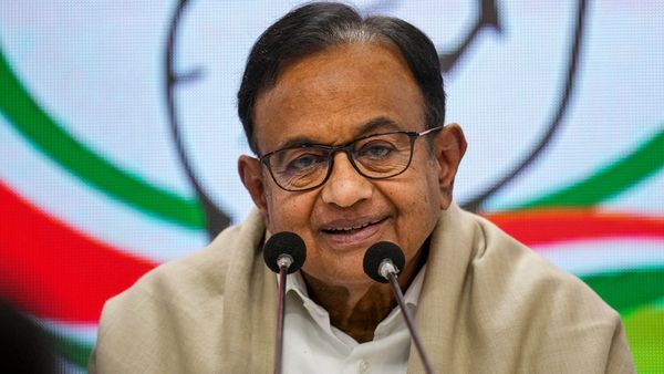 ఆ పదాన్ని ఒక్కసారి కూడా ప్రస్తావించలేదు: కేంద్ర బడ్జెట్‌పై చిదంబరం, కాంగ్రెస్ నేతల ఫైర్