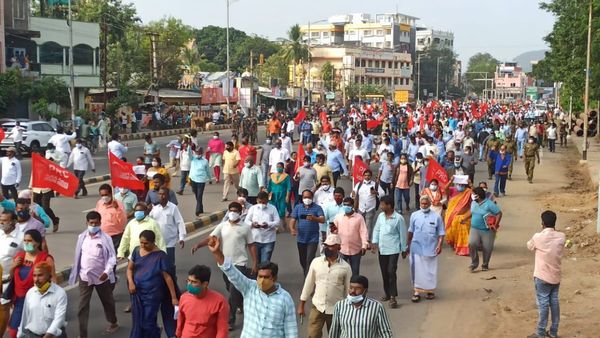 నిరవధిక సమ్మెను ప్రకటించిన ప్రభుత్వ ఉద్యోగులు- రాత్రికి రాత్రి..!!