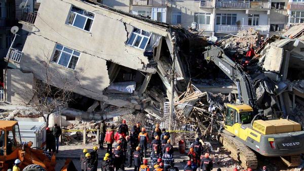 టర్కీ, సిరియాలో భూకంపం-పెను విధ్వంసం: 1600 మందికిపైగా మృతి, ఇటలీకి సునామీ వార్నింగ్