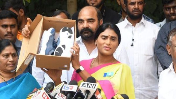 సీఎం కేసీఆర్ కు ప్రేమతో బూట్లు.!ఒక్కరోజు తనతో పాదయాత్ర చేయాలన్న షర్మిళ.!