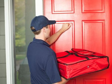 delivery boy: చుక్కలు చూపిస్తున్న డెలవరీబాయ్, లేడీస్ కు వీడియో కాల్స్ చేసి ప్రైవేట్ పార్ట్స్ తో ?