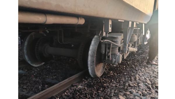 పట్టాలు తప్పిన గోదావరి ఎక్స్‌ప్రెస్‌...!!