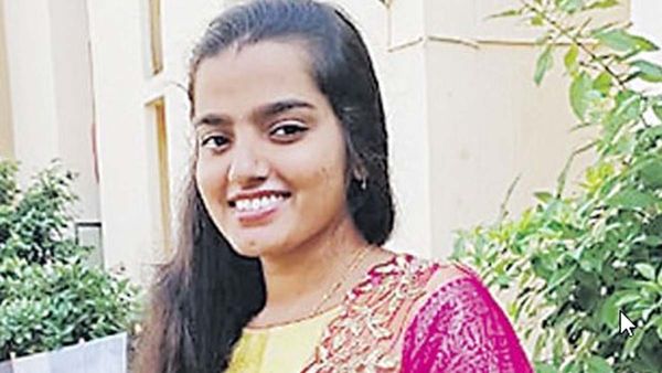 ఇడుపులపాయ ట్రిపుల్ ఐటీలో విద్యార్థిని అఖిల ఆత్మహత్య: డైరెక్టర్‌పై ఆగ్రహం