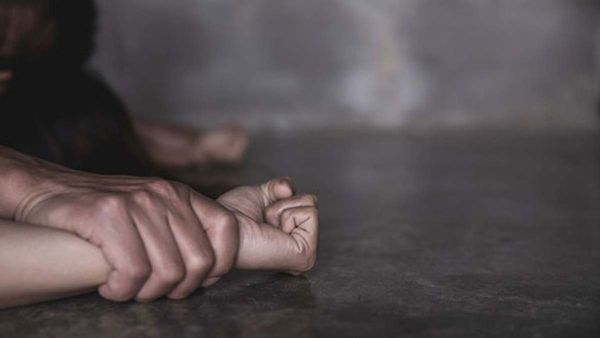 హైదరాబాద్‌లో ఘోరం: మద్యం తాగించి బాలికపై గ్యాంగ్‌రేప్, కేకలు వినబడకుండా మ్యూజిక్