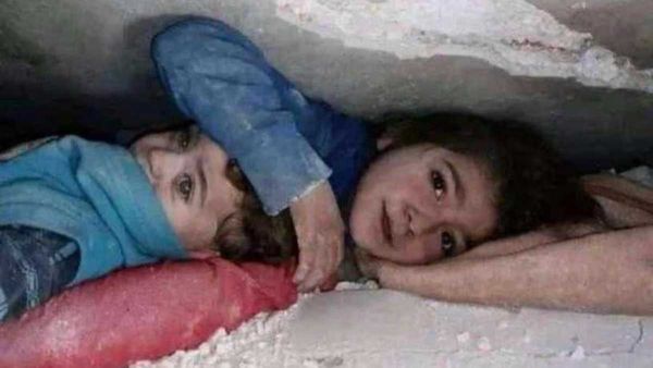సిరియాలో శిధిలాల క్రింద తమ్ముడికి రక్షణా కవచంగా ఏడేళ్ళ అక్క: హృదయాన్ని పిండేసిన వీడియో!!