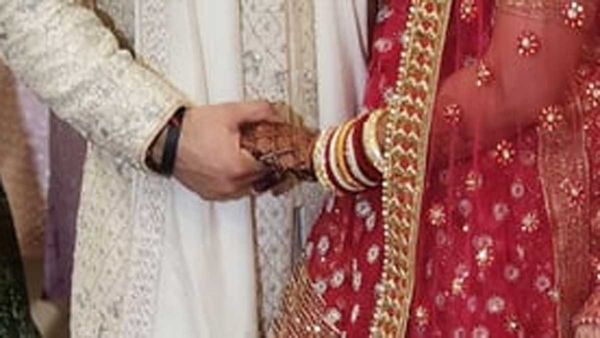 పెళ్లి మండపంలో విషాదం: ఏడడుగులు వేస్తూ కుప్పకూలిన వరుడు