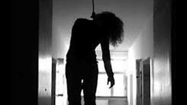 Lady: చెట్టుకు వేలాడుతున్న యువతి హస్తి పంజరం, మూత్రవిసర్థనకు వెళ్లిన పోలీసులకు నిలిచిపోయింది !