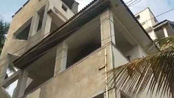 student: అర్దరాత్రి ప్రియురాలి కోసం అపార్ట్ మెంట్ లోకి వెళ్లాడు. ఆంటీ ఎంట్రీతో ఏం చెయ్యాలో తెలీకా ?