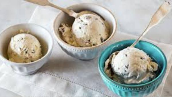 ice cream: పండుగ రోజు ఫ్యామిలీ ప్యాక్ ఐస్ క్రీమ్, ఐస్ క్రీమ్ లో చచ్చిన కప్ప, ఆసుపత్రిలో !