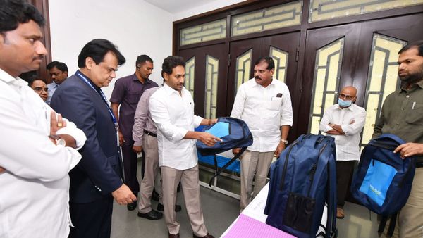 ఏప్రిల్లోనే విద్యార్ధులకు జగనన్న కిట్లు-స్పోకెన్ ఇంగ్లీష్ పై ఫోకస్-అధికారులకు వైఎస్ జగన్ ఆదేశం..