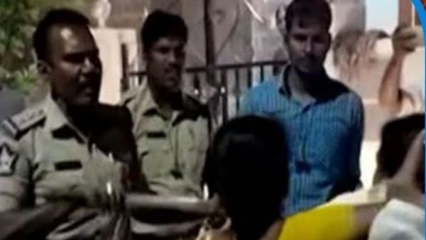 జనాల భుజాలపైకెక్కి టీడీపీపై మీసం మెలేసిన కదిరి సీఐ