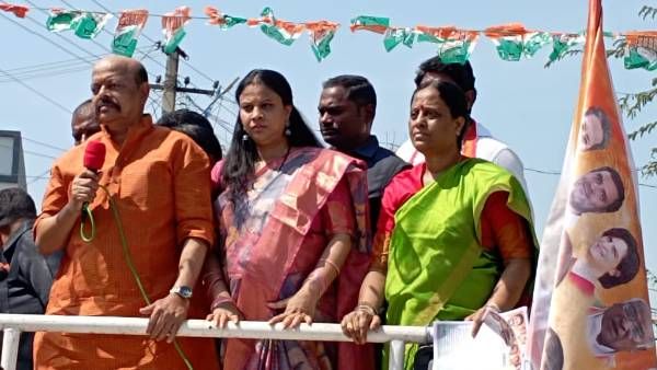 వరంగల్ కోటలోనే 'కొండా' పాగా: పాదయాత్రలో కొండా ఫ్యామిలీ సెన్సేషన్!!