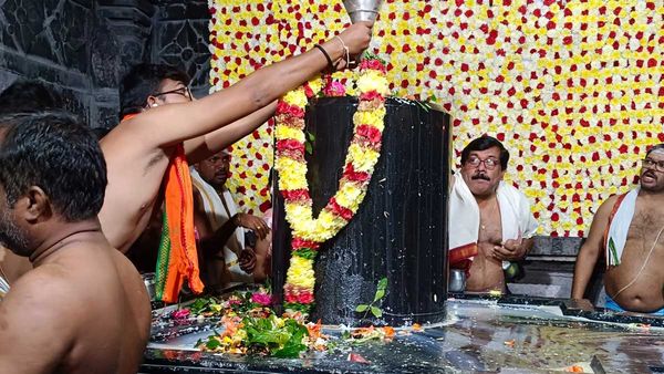 సర్వం శివోహం: శోభాయమానంగా వెయ్యిస్తంభాల ఆలయం; ఓరుగల్లులోని చారిత్రక ఆలయాల్లో పోటెత్తిన భక్తజనం!!