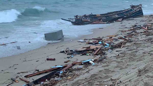 ఘోర పడవ ప్రమాదం: 43 మంది మృతి, 800 మందిని కాపాడారు