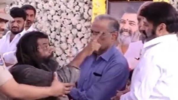 జాగ్రత్తగా ఉండు- బాలయ్యను హెచ్చరించిన పిచ్చోడు: తారకరత్న భౌతికకాయం వద్ద షాకింగ్