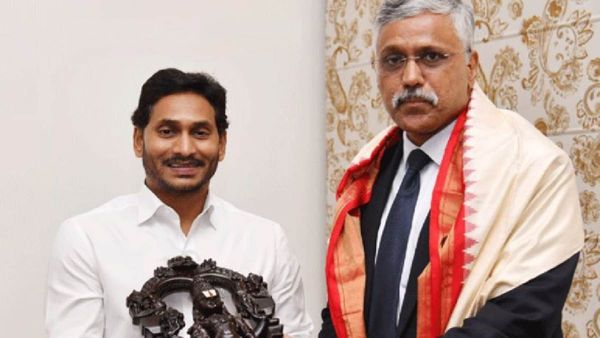 ఏపీ కేడర్ ఐఎఎస్ అధికారిపై కేంద్రం కీలక నిర్ణయం..