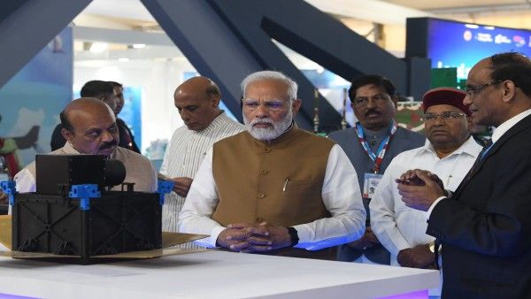 నిబిడాశ్చర్యం: కట్టిపడేసిన ఎయిర్ షో- ప్రధాని మోదీ సైతం..!!