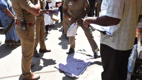 Court: కేసు విచారణ, కోర్టు వెనుక వెంటాడి వెంటాడి నరికేశారు. పాతకక్షలు, లేడీ మ్యాటర్ ?