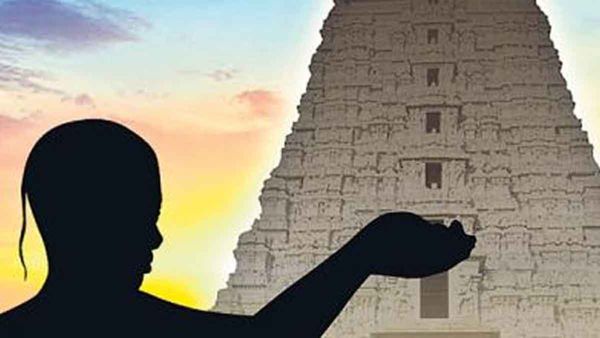 పరారీలో తిరుచానూరు ఆలయ ప్రధాన అర్చకుడు, ఆయన భార్య