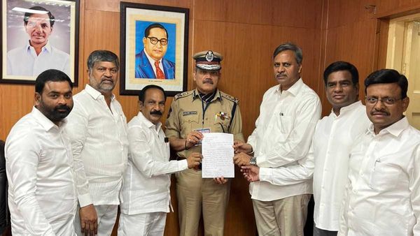 రేవంత్ రెడ్డి వ్యాఖ్యల రగడ: దిష్టిబొమ్మల దహనాలు; డీజీపీకి బీఆర్ఎస్ ఎమ్మెల్సీల ఫిర్యాదు!!