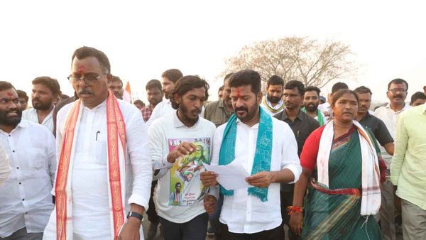 రేవంత్ రెడ్డిపై కేసు నమోదు; పాదయాత్ర వేళ కాంగ్రెస్ కు షాక్!!