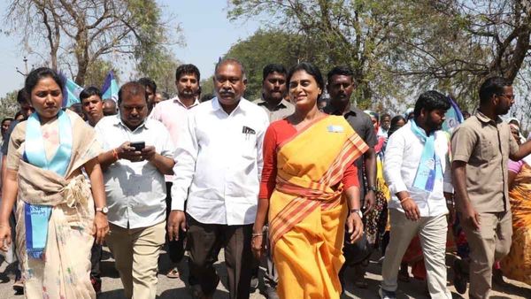 హైదరాబాద్ కు వైఎస్ షర్మిల - ప్రభుత్వానికి సవాల్..!!