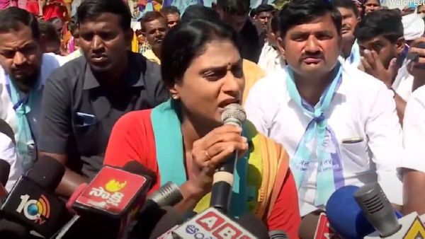 జాతీయ రహదారిపై బైఠాయించి వైఎస్ షర్మిల ధర్నా: రైతుల కోసం డిమాండ్; ఆందోళనలకు పిలుపు!!