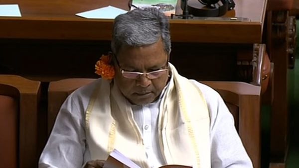 flowers: బడ్జెట్ సమావేశాల్లో చెవిలో పువ్వులు, చూడటానికి బాగుందని చెప్పిన సీఎం. పువ్వులతో నవ్వులు !