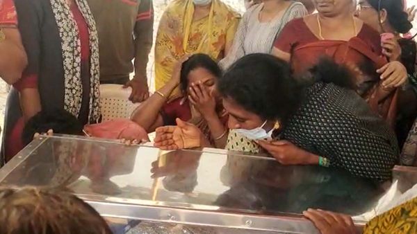 నా కూతురిది హత్యే.. గుండెలవిసేలా రోదిస్తున్న మెడికో ప్రీతి తల్లిదండ్రులు; శోకసంద్రంగా గిర్ని తండా!!