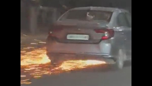 Viral Video: బైక్‍ను 3 కిలోమీటర్లు ఈడ్చుకెళ్లిన కారు.. వైరల్ అయిన వీడియో..