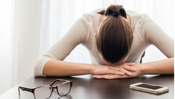 Railway Gate: రైల్వేలో ఉద్యోగం చేస్తున్న లేడీతో ?, నీది కుట్టియో, నాది కుట్టియో అంటూ ఏం చేశాడంటే ?