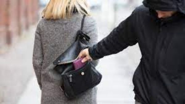 Bengaluru: జాగ్రత్తగా ఉంటే సరేసరి, ఐటీ హబ్ లో ఎక్కడో చూస్తే ఇక్కడే కారిపోతుంది ?