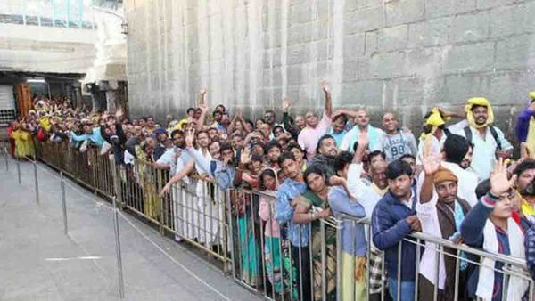 తిరుమలలో ఇది పరిస్థితి, దర్శనానికి రెండు రోజులు, ఆలోచించుకుని కొండ మీదకు రండి !