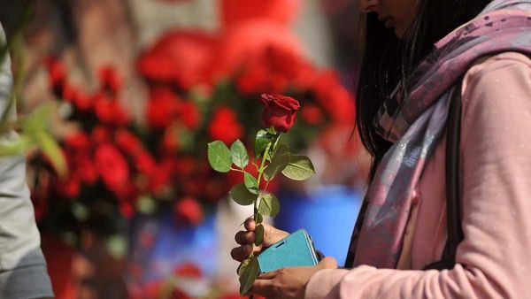 Valentine's Day రచ్చ షురూ: పోలీసులు అలెర్ట్; ప్రైవేట్ బౌన్సర్లు కూడా.. ప్రేమికులు జాగ్రత్త!!