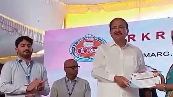 Venkaiah Naidu : ఏపీ రాజధానిపై వెంకయ్య పరోక్ష వ్యాఖ్యలు-వివాదాలు వద్దంటూనే...