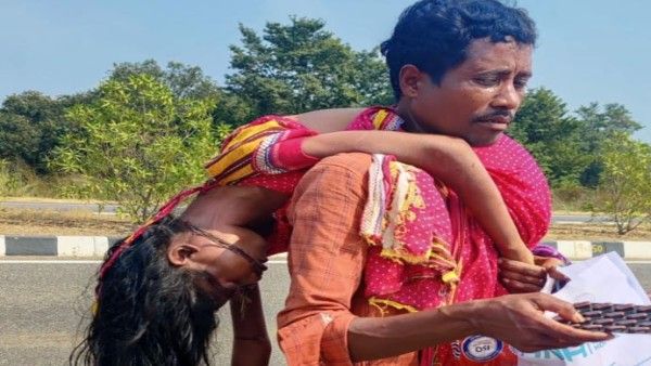 భార్య మృతదేహాన్ని భుజాన మోస్తూ కిలోమీటర్ల కొద్దీ కాలినడక: విజయనగరంలో..!!