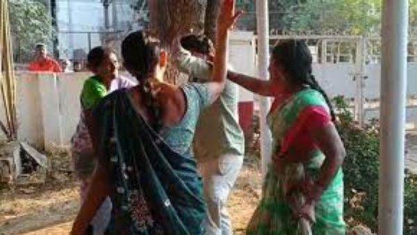 గన్నవరం సచివాలయ ఉద్యోగి చేసిన పనికి చెప్పులు, చీపుర్లతో మహిళల వీరబాదుడు!!