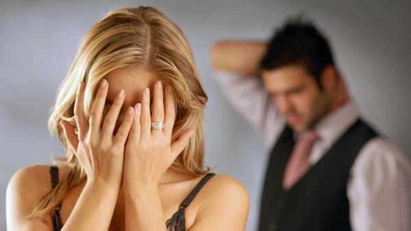 లవర్ కోసం మొగుడ్ని దుబాయ్‌లో వదిలేసి హైదరాబాద్‌కు యువతి: షాకిచ్చిన ప్రియుడు!