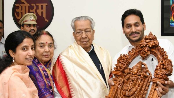 గవర్నర్ కు జగన్ ఘన వీడ్కోలు- ఎప్పటిలాగే సతీసమేతంగా వెళ్లి- పరస్పర ధన్యవాదాలు